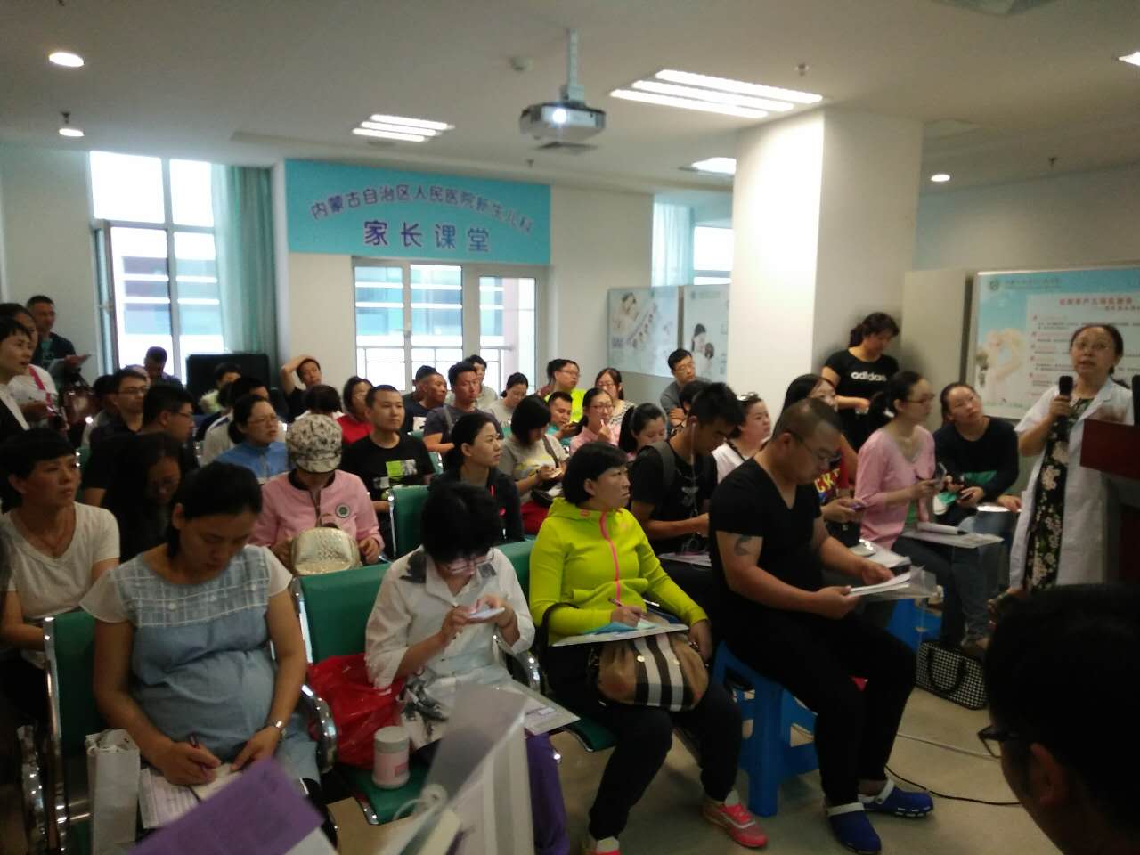 我院新生儿科第二期科学育儿家长课堂顺利开课